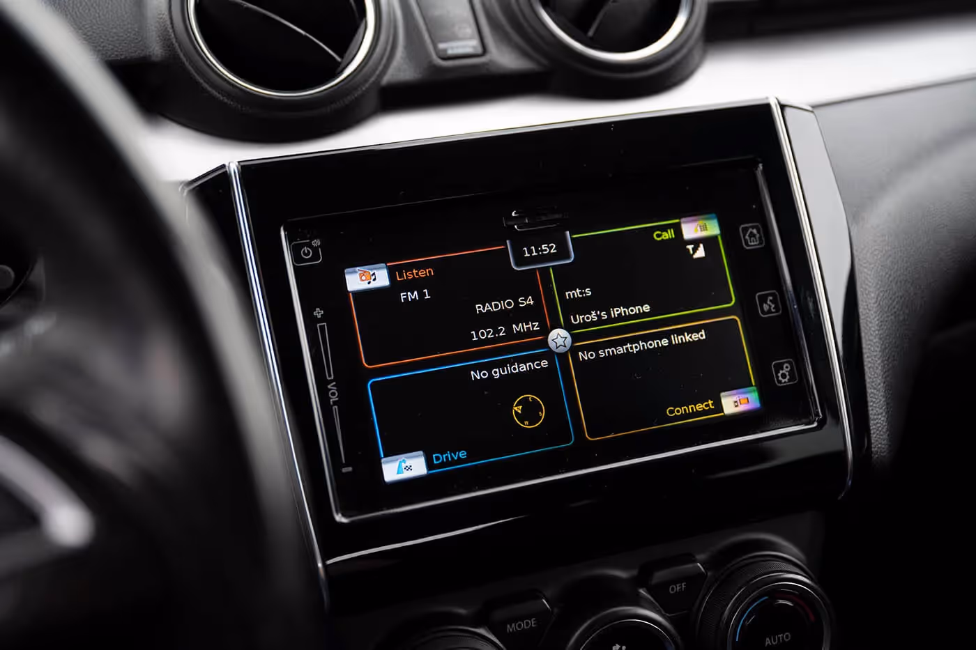Centralni displej je za savremene standarde mali, ali je prilično jednostavan za korišćenje 