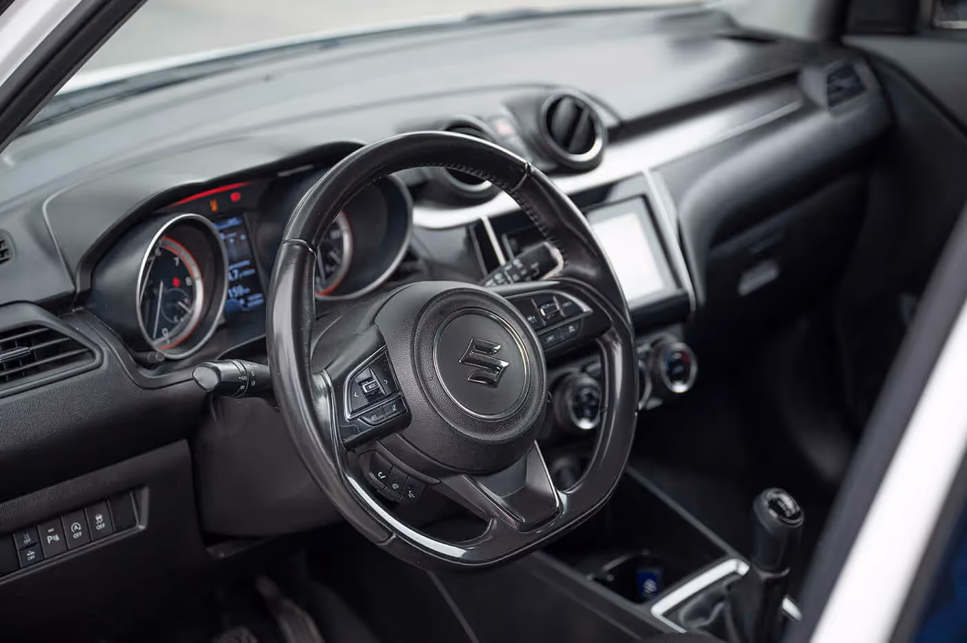 Upravljač je sportski profilisan i dobro leži u rukama. Raspored komandi i prekidača intuitivan za rukovanje 