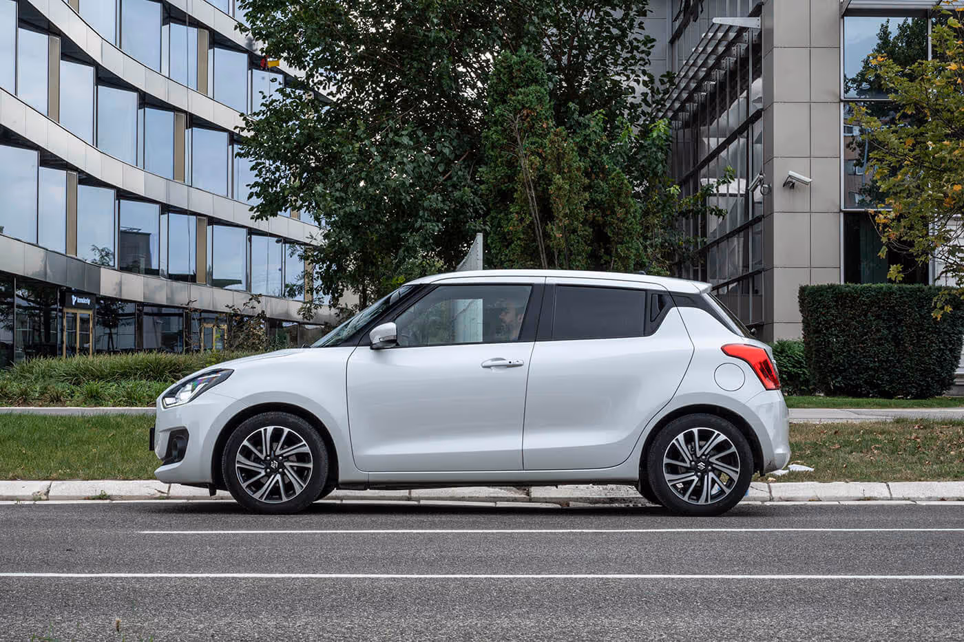 Visoki rameni pojas, manje staklene površine i kratki prepusti daju dinamičan izgled 