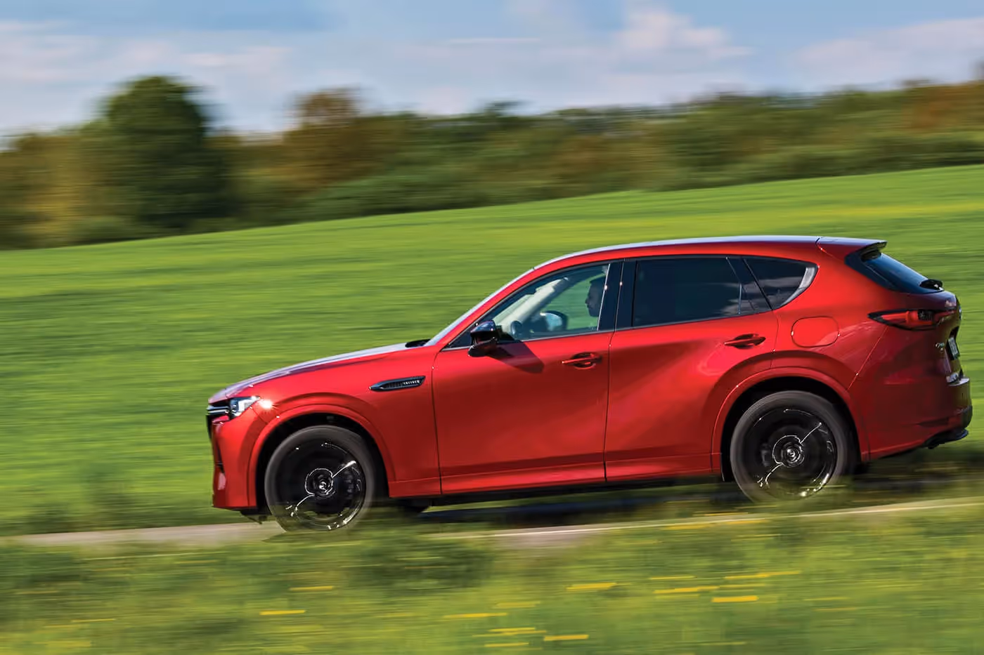 Duga hauba i kabina pomerena ka zadnjem delu vozila doprinose dobrom balansu, tako da se velika masa ne oseća toliko u vožnji, izuzev na kočenju