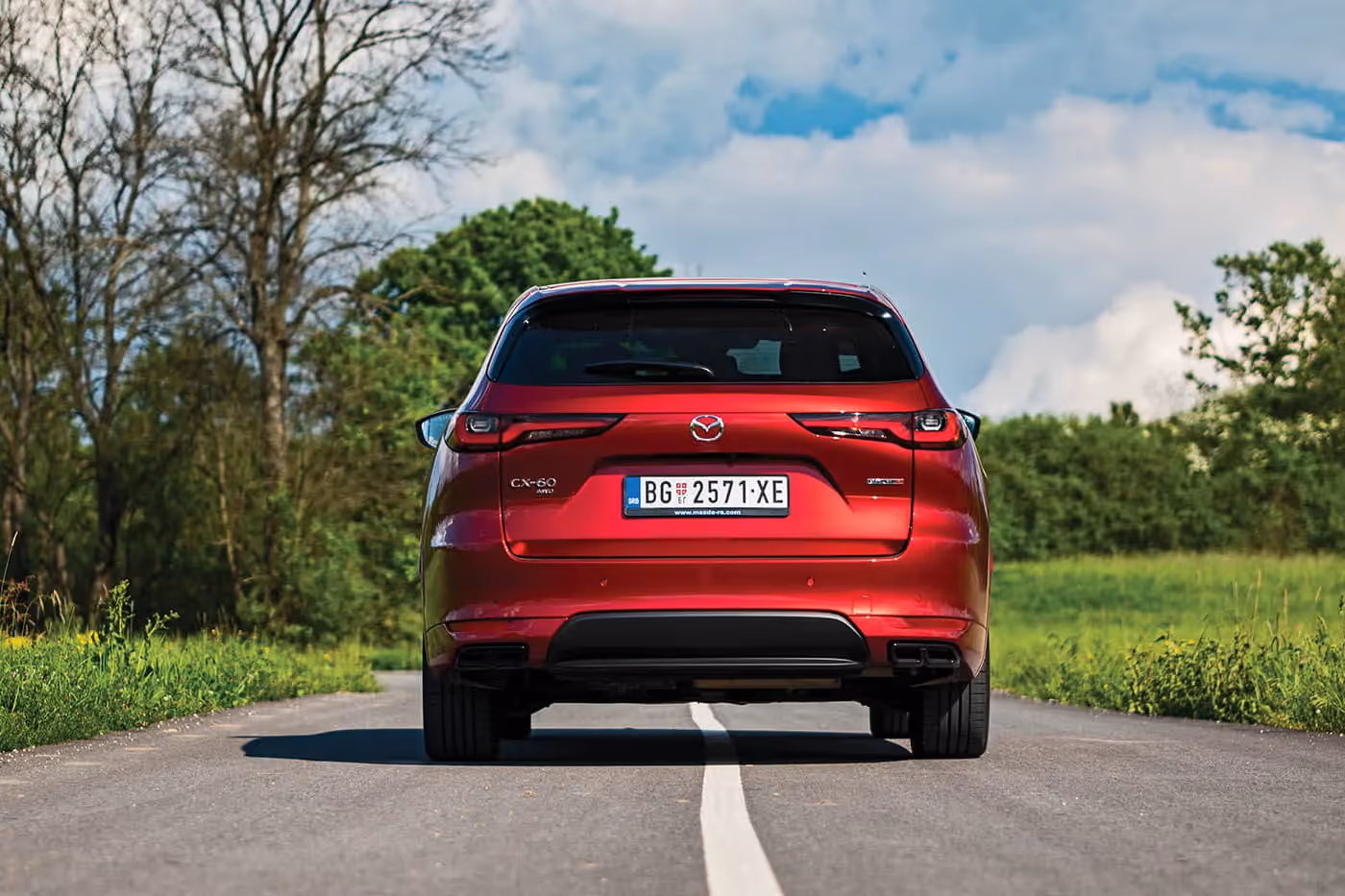 Raspon između zadnjih točkova (1.645 mm) je za 5 mm širi u poređenju sa prednjim. AWD pogon omogućuje bolju trakciju i voznu dinamiku, ali klirens od 170 mm ograničava off-road sposobnosti