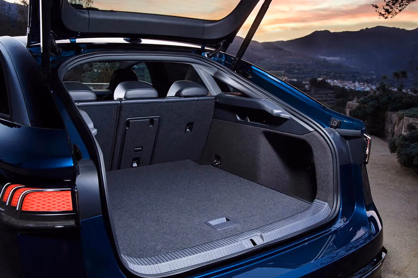 Prtljažnik se otvara električnim putem i ima kapacitet 532 litra