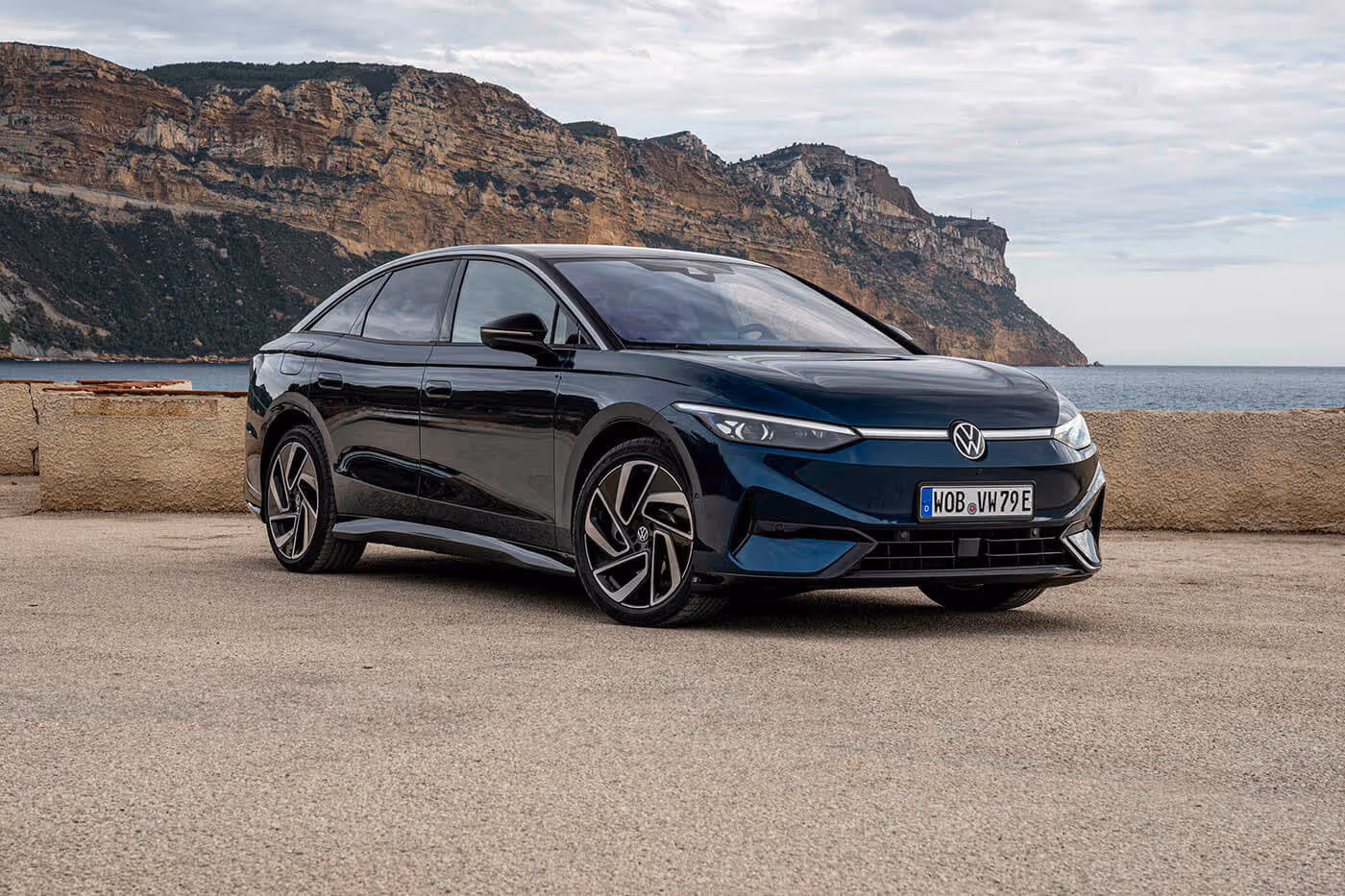 Fabrika navodi podatak da „ID.7 Pro” sa baterijom od 77 kWh dostiže do 621 km autonomiju prema WLTP ciklusu