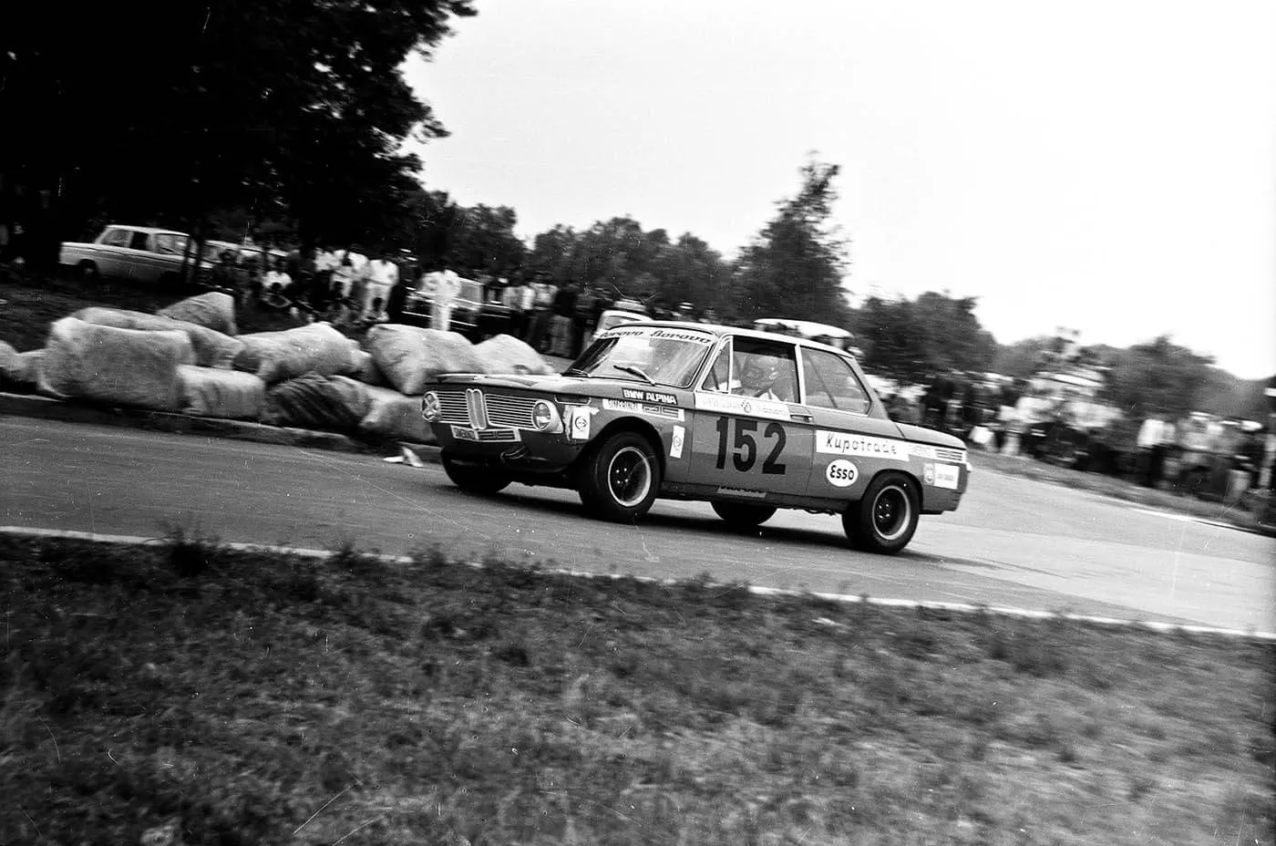 Letnja liga 1971. godine: Goran Štrok sa BMW 2002 ti Alpinom prolazi kroz poznatu krivinu kod boksa na stazi Ušće