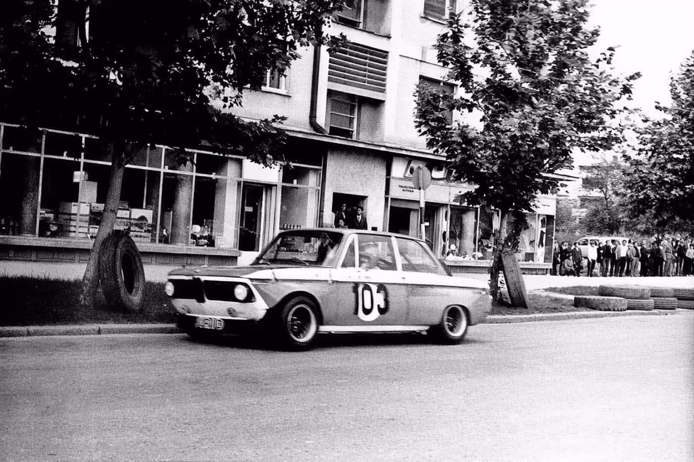 Gradska trka Oslobođenje Kragujevca 1972. godine: Robert Lang u BMW 1600 Alpini sa startnim brojem 103