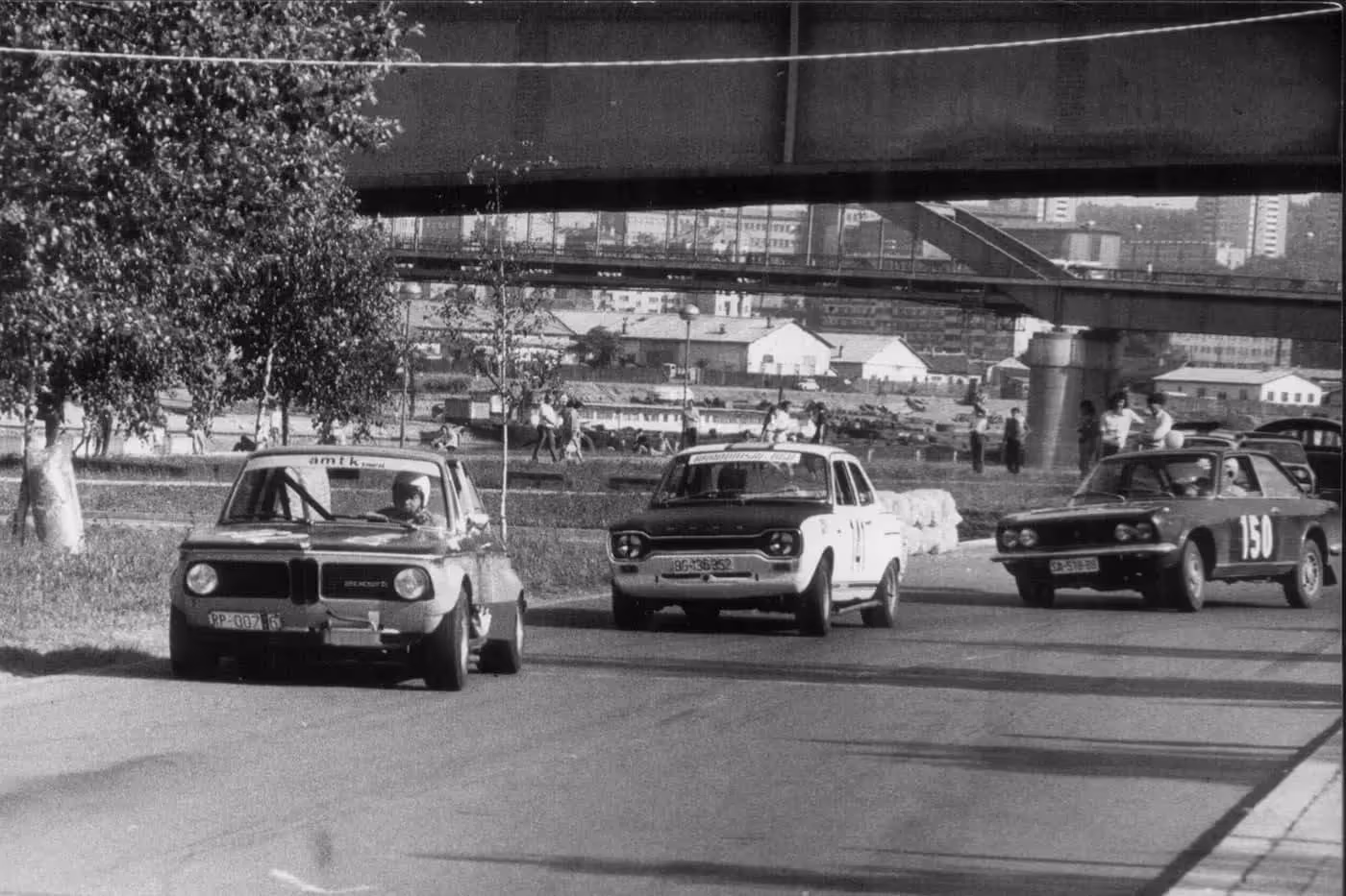 Detalj sa Letnje lige 1970, krivina kod Brankovog mosta. Dušan Todorović u „BMW-u 2002”, ispred Bogdana Damjanovića u „ford escort TC” i „fijata 124 coupe” koji je vozio Behdžet Mutevelić