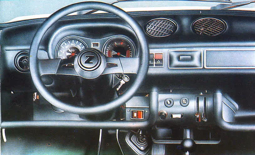 Zastava 101 Super imala je sportski našminkan kokpit za razliku od modela 101 luxe (desno)  koji u nazivu sugeriše luksuzniju opremu