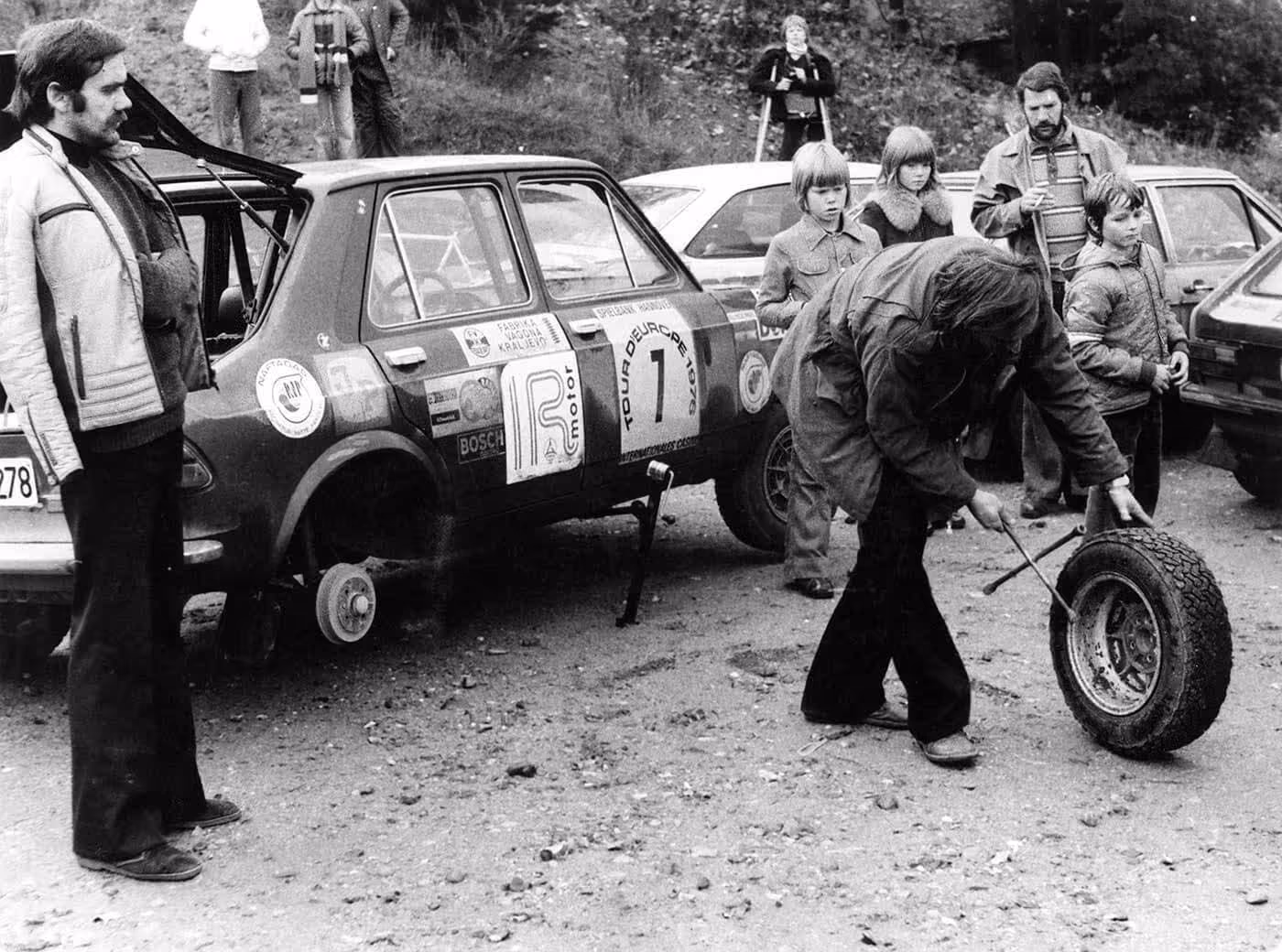 Marjan Kulundžić čisti točkove uprljane od vožnje po makadamu 