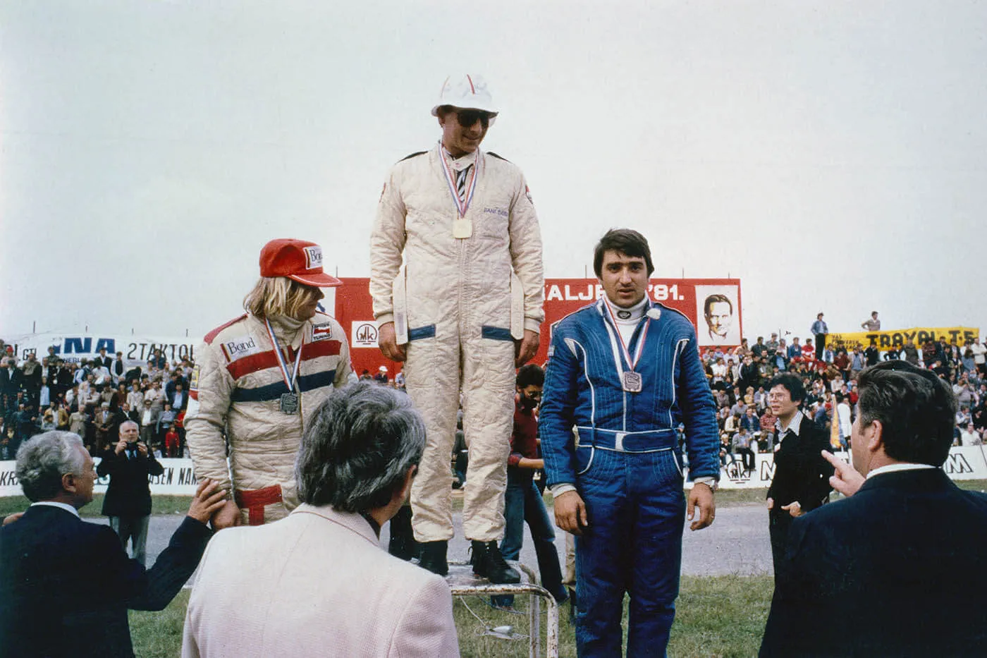 Dodela priznanja nakon održane trke Formule Super fau u Kraljevu. Te 1981. godine pobedio je Đani Šverko, drugi je bio Franc Jerančić, a treći Radiša Žurka
