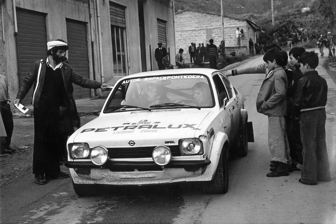 U „opelu kadet GT/E” sa suvozačem Silvanom Mafeijem na reliju na Siciliji