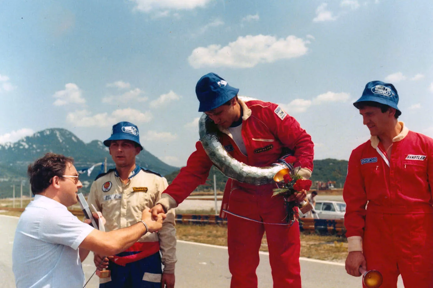 Zoran Stevanović dobija priznanje na podijumu za osvojeno prvo mesto na stazi Grobnik pored Rijeke