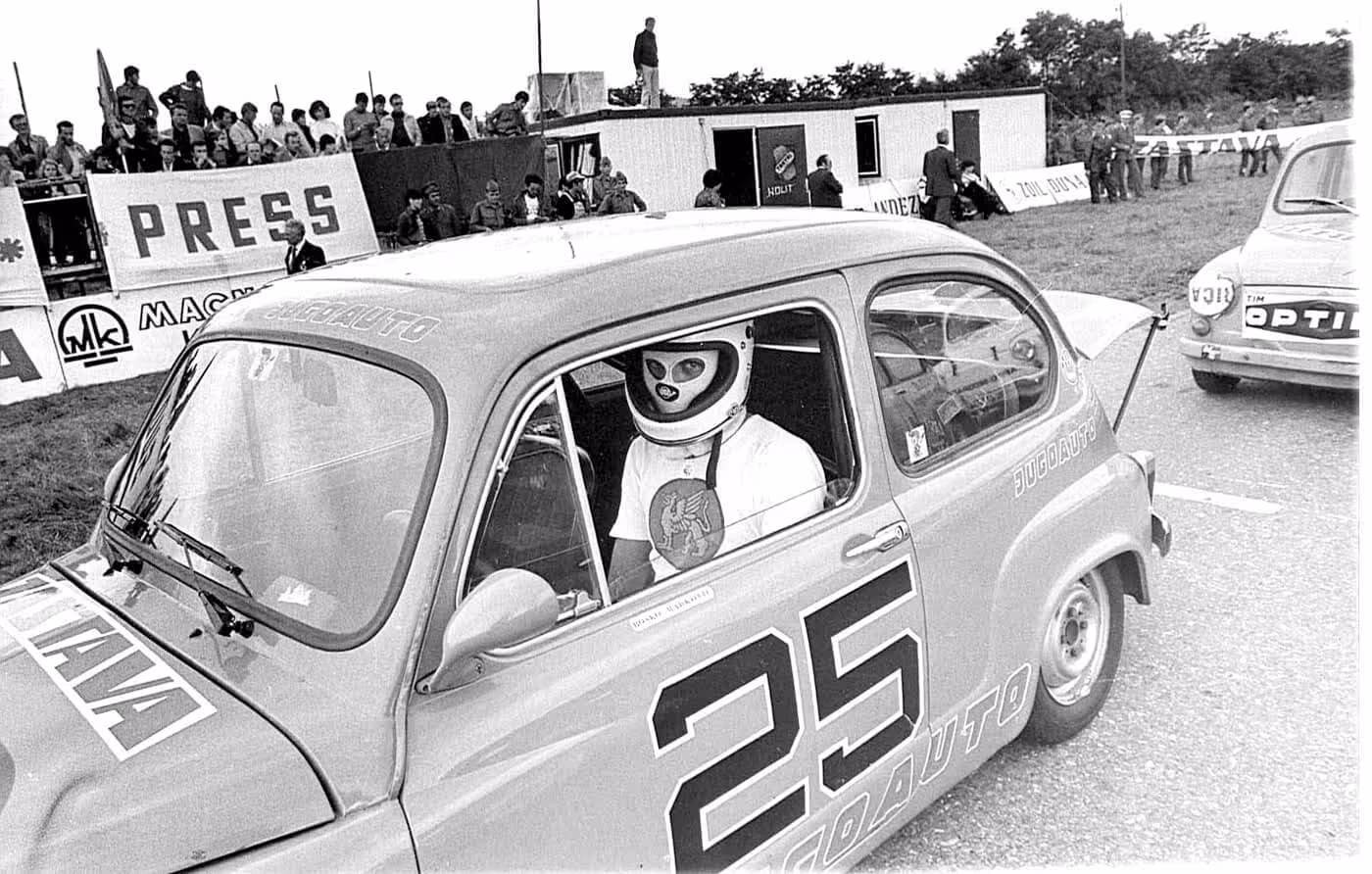 Osim što ga je potkapa štitila od eventualnog požara, služila je više da ga zaštiti od majčinskog pogleda i otkrivanja identiteta