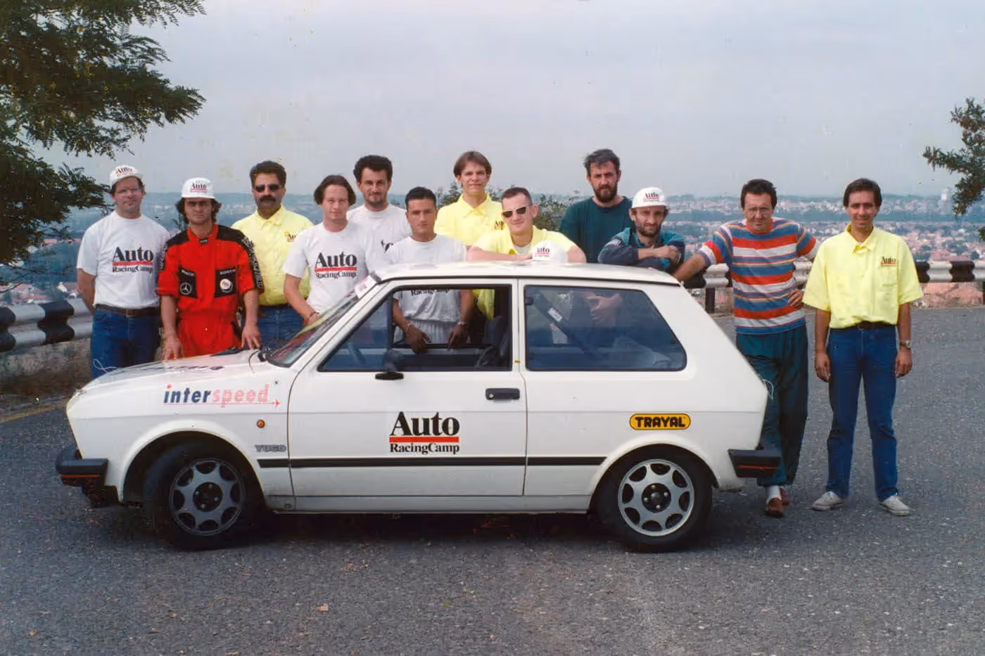Odlična ideja koja je lepo zaživela: Boško Marković (skroz desno) sa kolegama instruktorima Škole sportske vožnje i polaznicima jedne od grupa