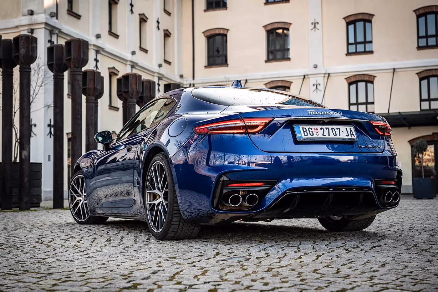 Cena „maseratija granturizmo trofeo“ sa standardnom opremom počinje od 224.285 evra