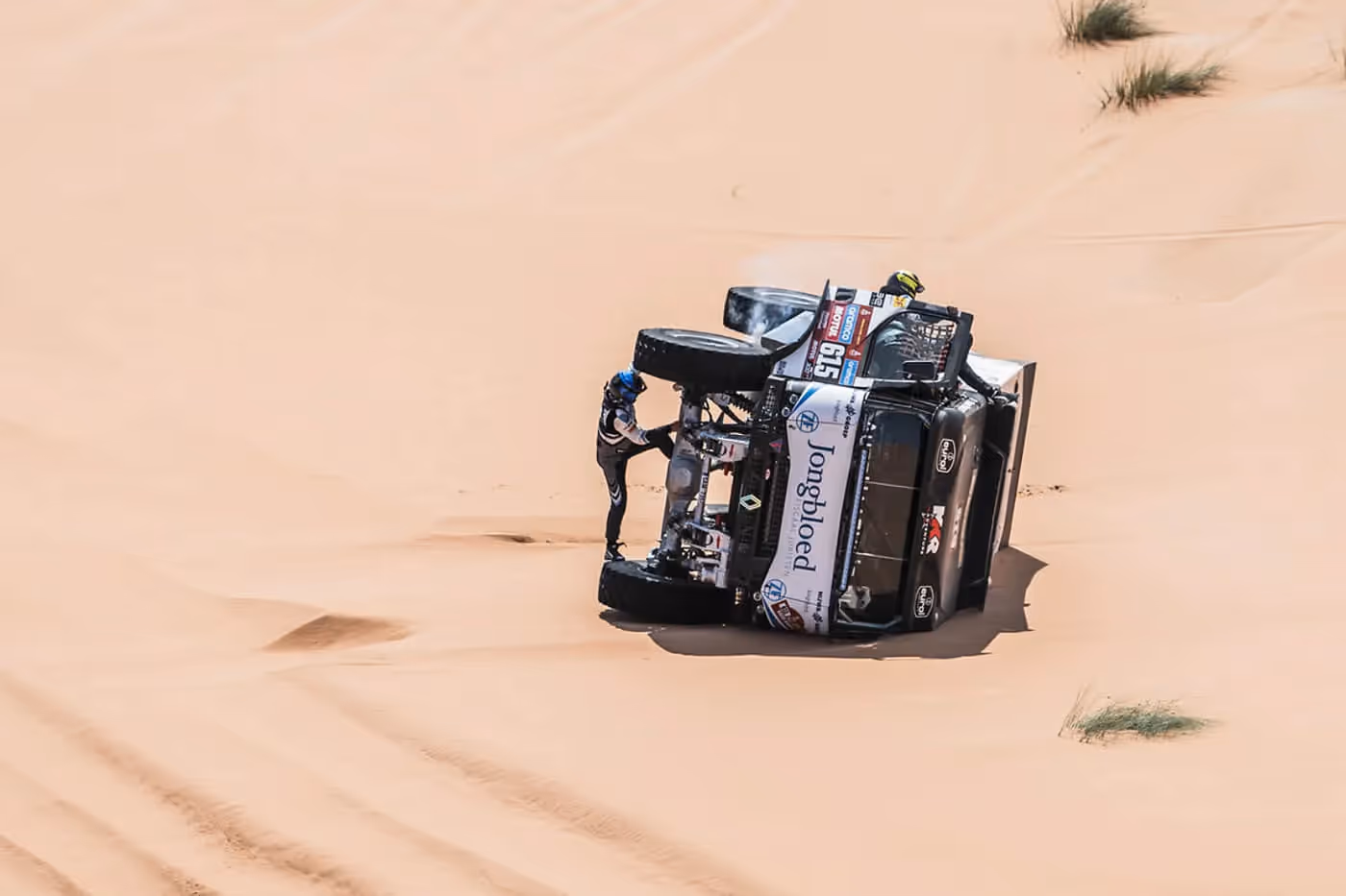 Nije uvek i sve išlo po planu: Čak je i Renoov kamion na hibridni pogon završio na boku, pošto je jedna dina bila previsoka za Gerta Husinka i njegovu posadu