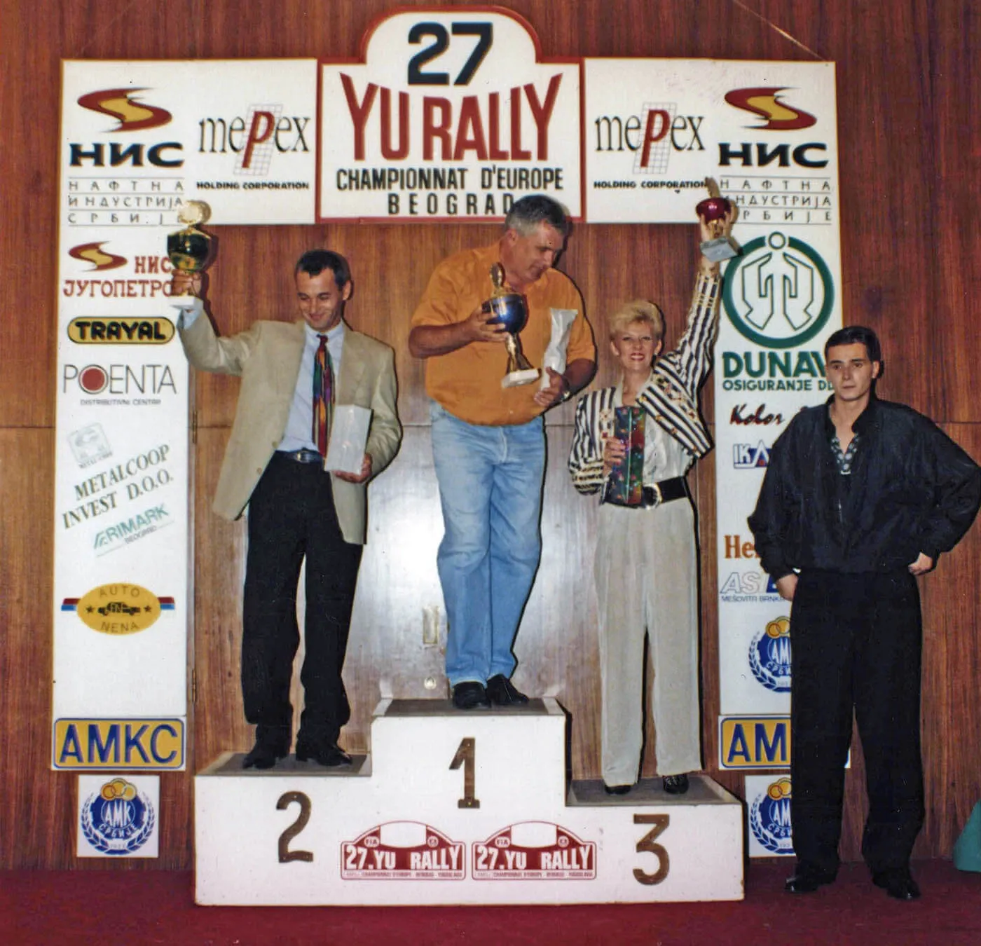 Velimir Pijević (levo) na proglašenju timskih pobednika jednog od YU relija