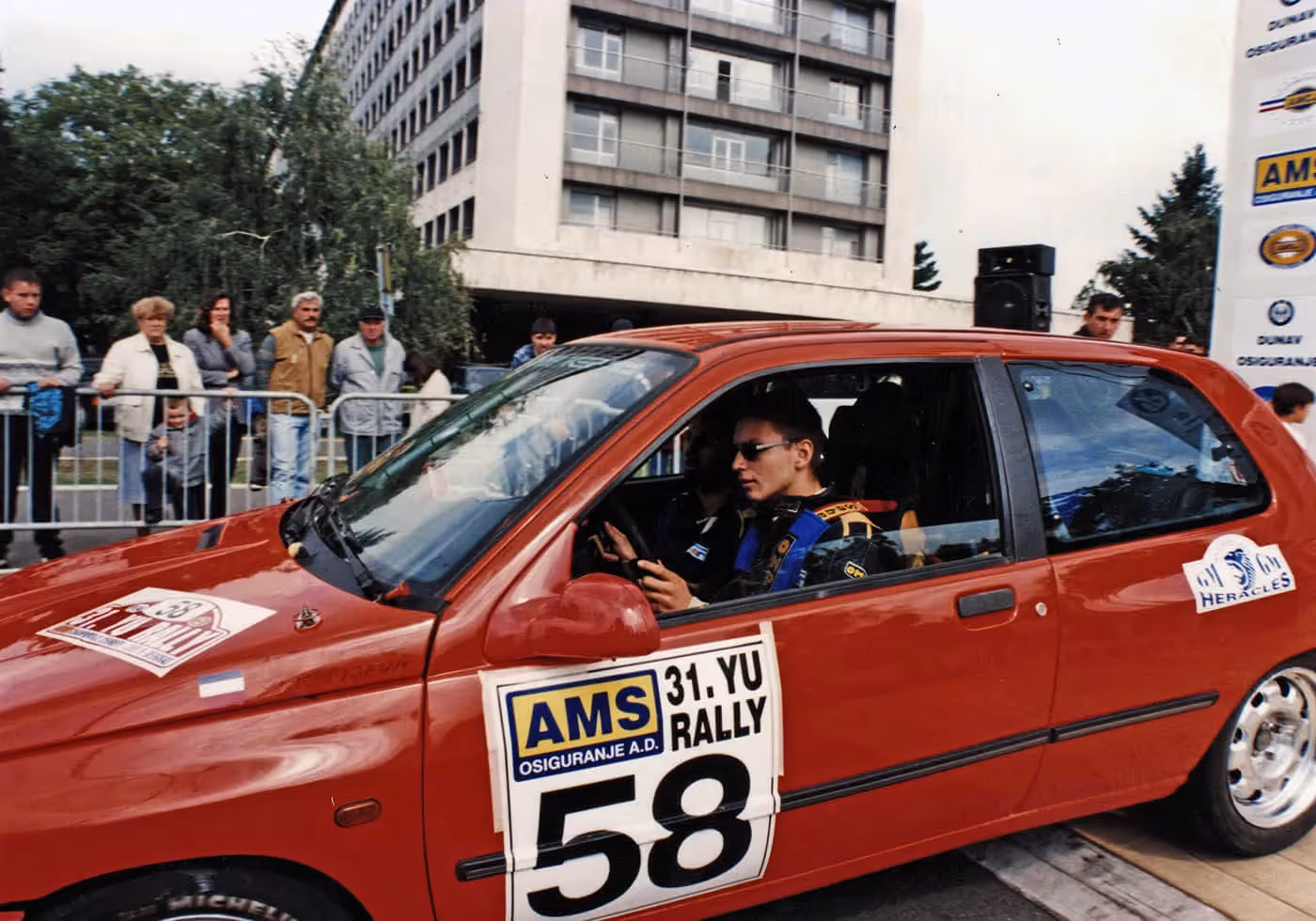 Posada Vlada i Branislav Pijević na startu jednog relija, mada je Branislav (desno) ubrzo preuzeo i volan