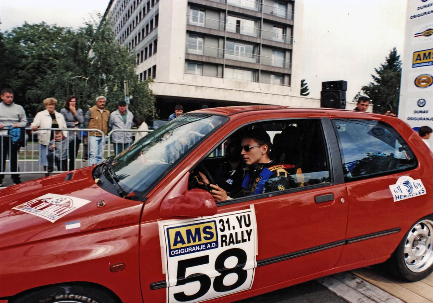 Posada Vlada i Branislav Pijević na startu jednog relija, mada je Branislav (desno) ubrzo preuzeo i volan