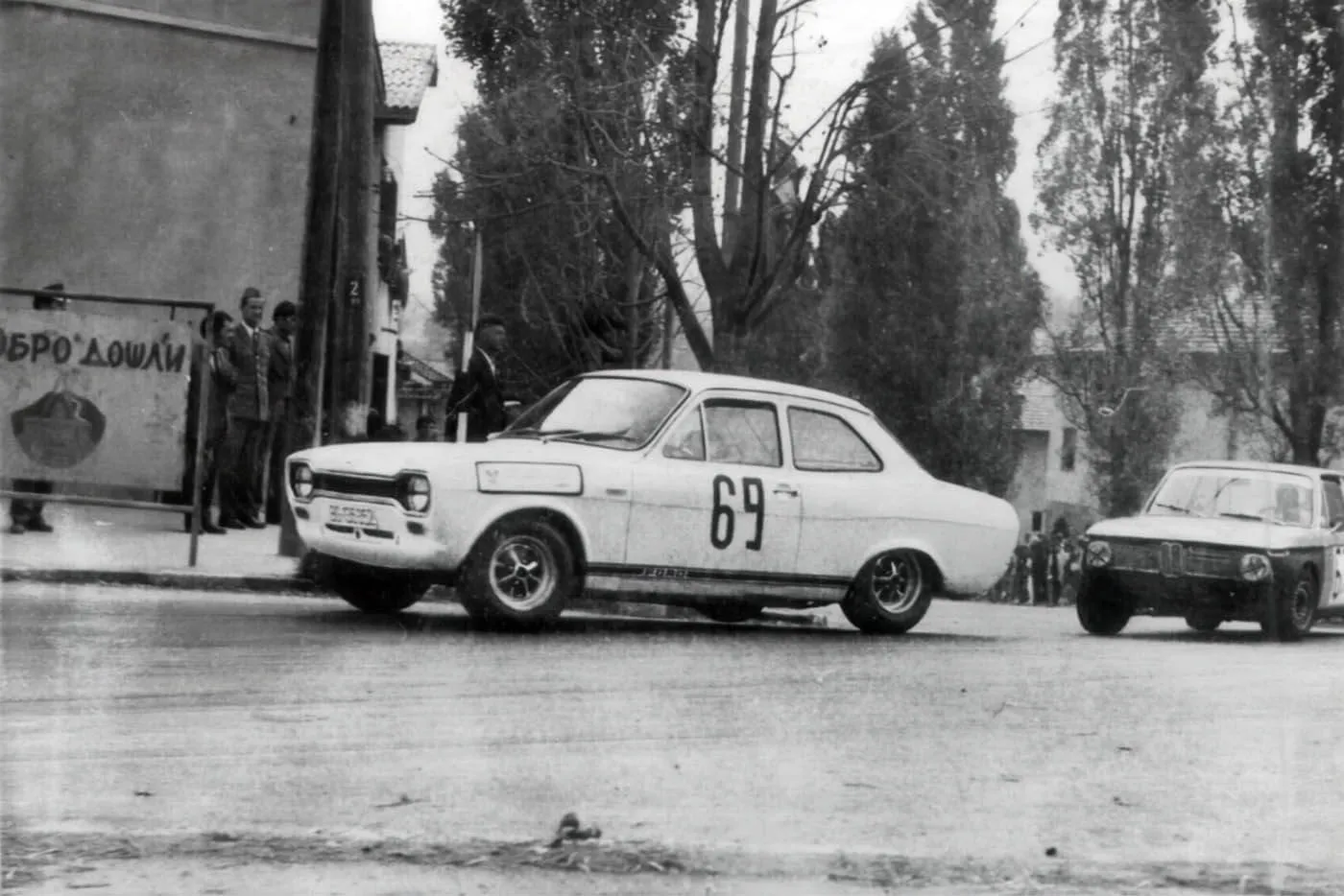 Bravurozne vožnje nisu bile dovoljne da sa automobilom bez trkačkih dorada i motorom od svega 110 KS bude konkurentan u borbi za šampionsku titulu sa Robertom Langom (iza u BMW-u)