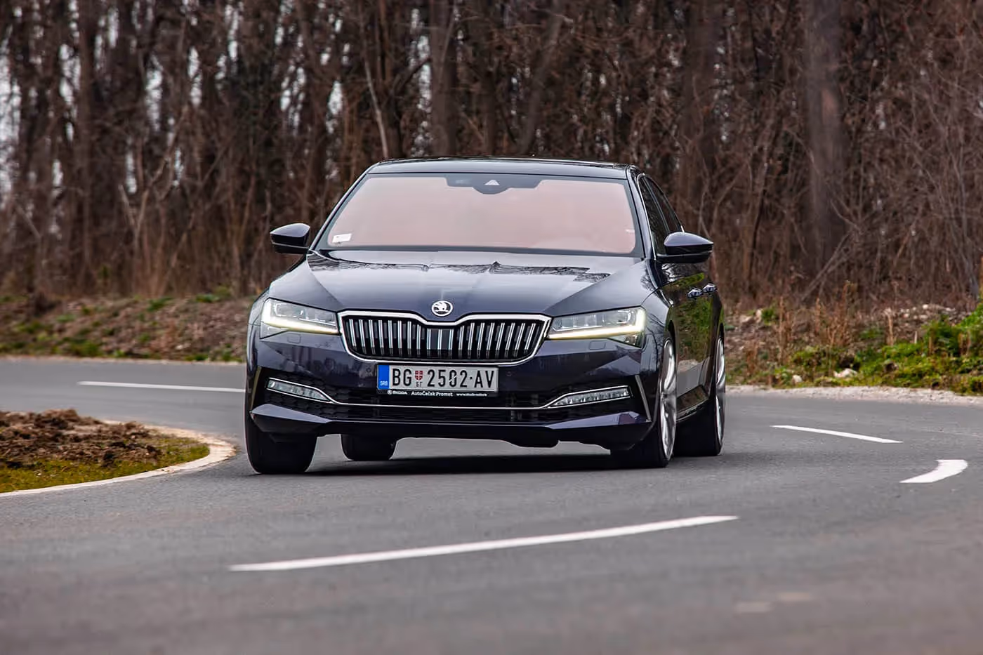 Pogon na sve točkove koristi Haldex sistem, tako da se deo snage prenosi na zadnju osovinu samo kada se ukaže potreba. Takav je slučaj u krivinama