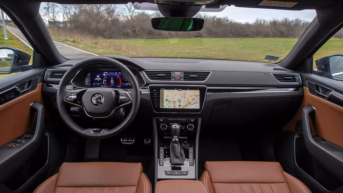 Unutrašnjost je oblikovana po tipičnom nemačkom receptu te dominiraju ravne linije uz besprekornu završnu obradu. Komandni ekran je dobio nešto nižu poziciju, ispod središnjih ventilacionih otvora