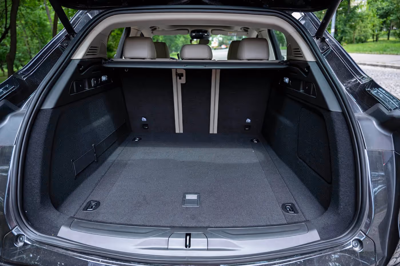 Prtljažnik je dovoljno veliki da u njega stanu četiri velika kofera