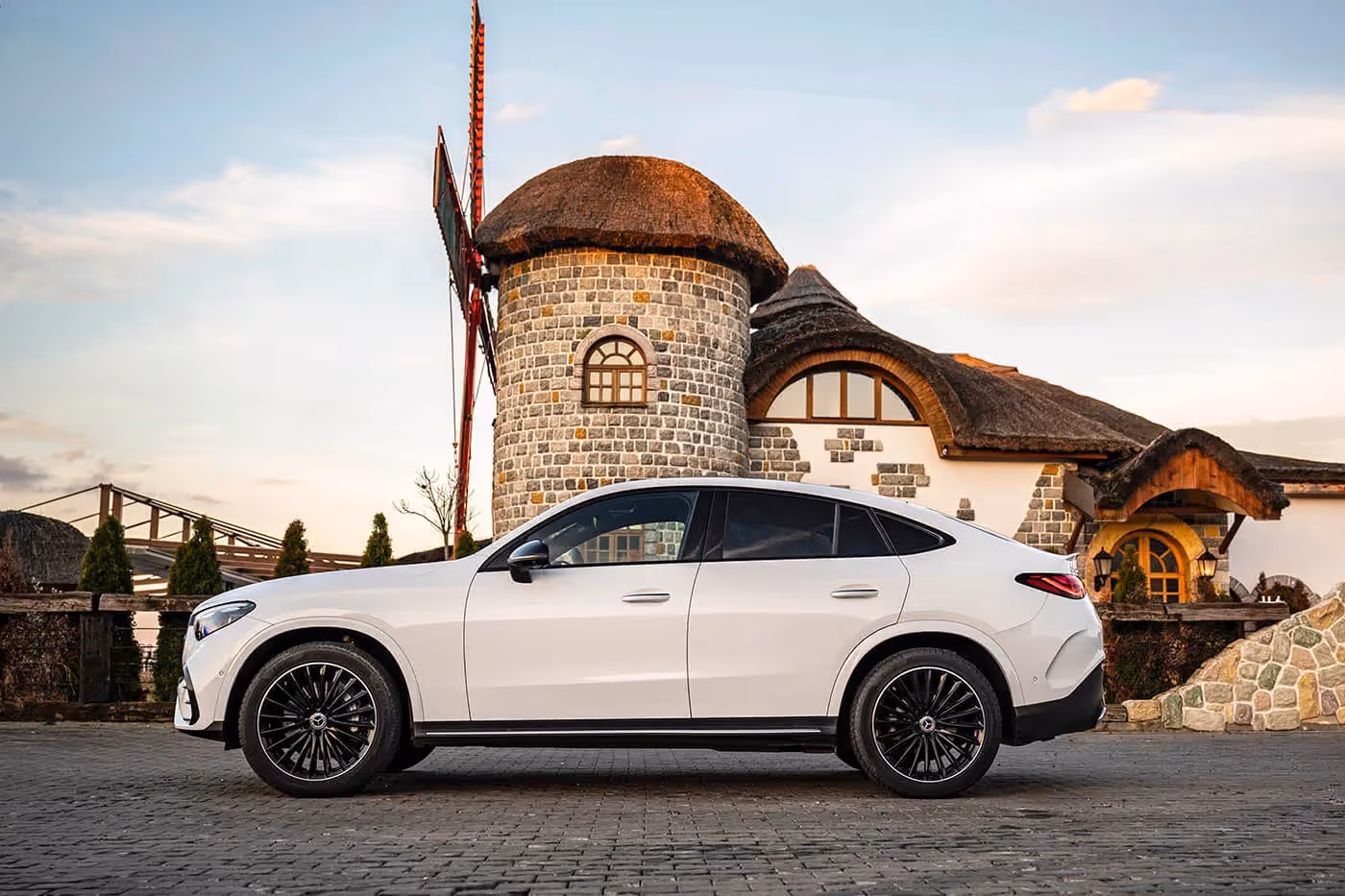 Kupe je od klasičnog GLC-a duži 54 mm, širi 30 mm i niži za 35 milimetara