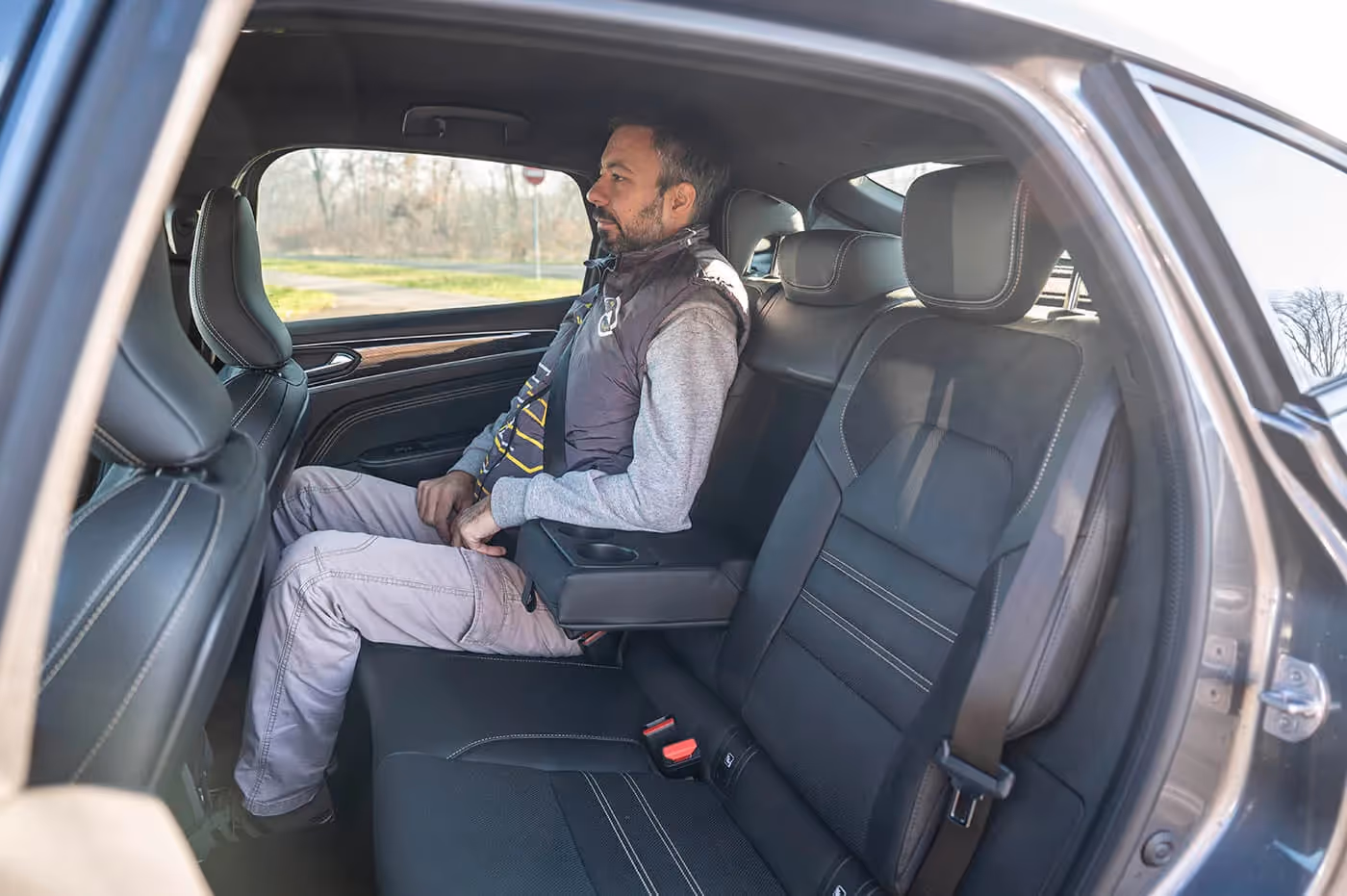 Zbog niske linije krova, pozadi se malo teže ulazi i izlazi. Mesta za sedenje ima dovoljno