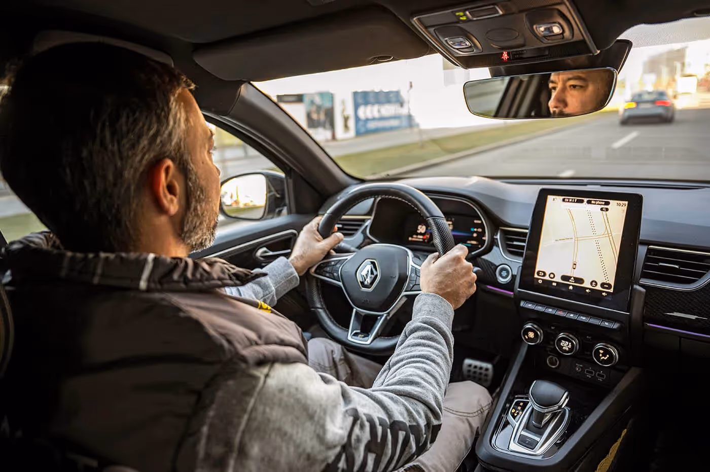 Mali upravljač sa tri paoka odlično leži u rukama, a utisak u vožnji pomalo remeti nešto tvrđe oslanjanje