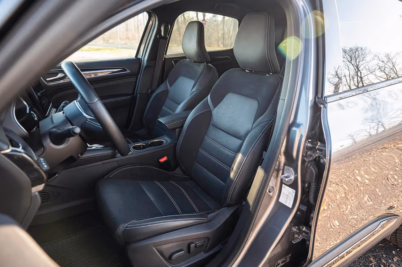 Kvalitet materijala u kokpitu je značajnio podignut, a posebno prijaju udobna sedišta koja se podešavaju električnim putem 