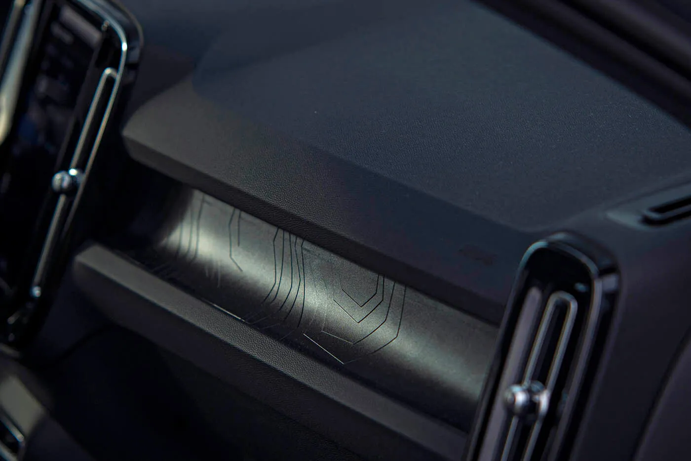 Tamni tonovi i ukrasni elementi sa ambijentalnim osvetljenjem serviraju otmenu notu u enterijeru