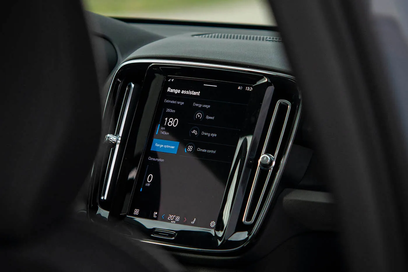 Centralni ekran u portret formatu ima dijagonalu 12,3 inča i lepo je integrisan u središte prednjeg panela