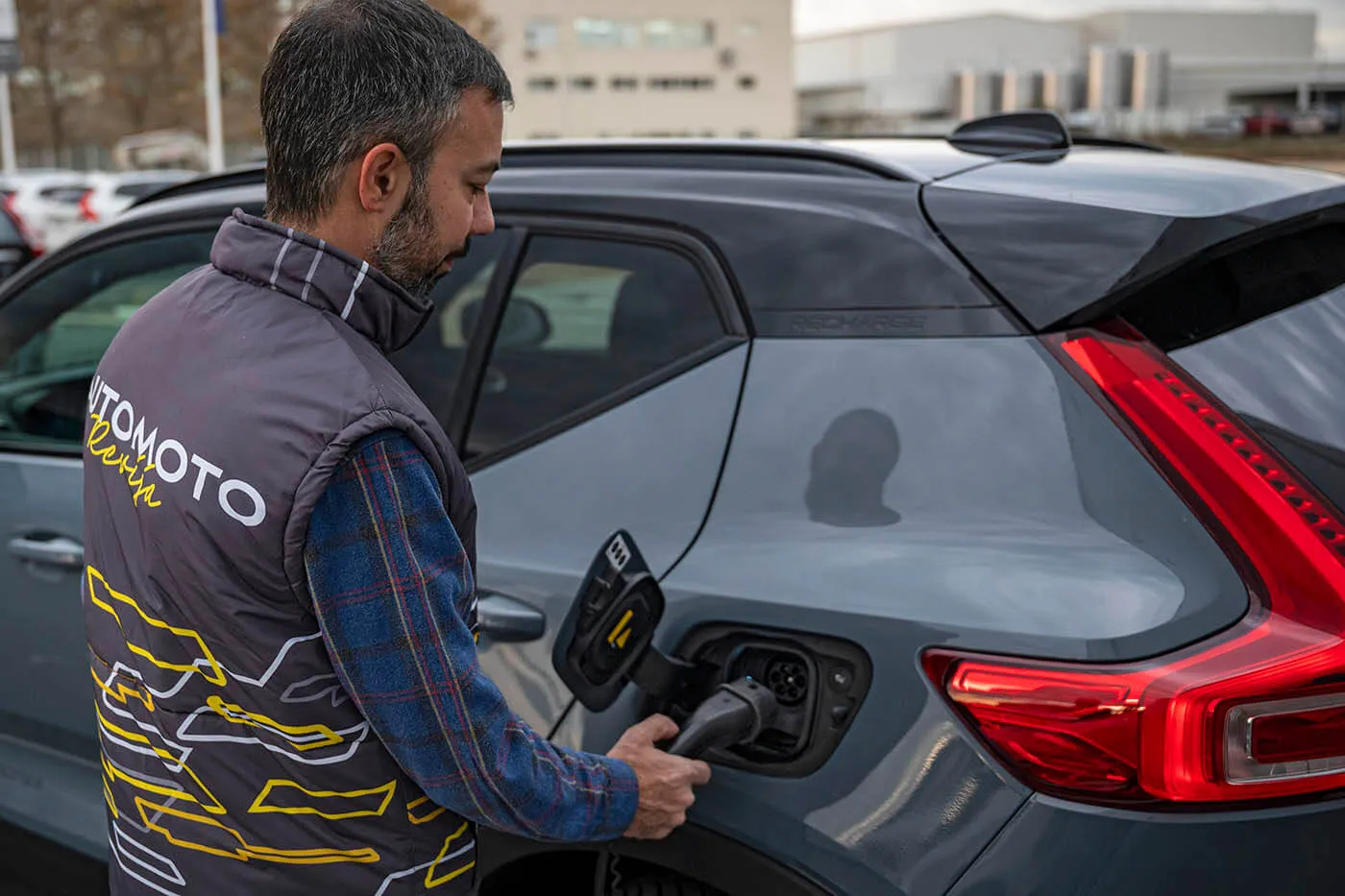 Priključivanjem na punjač od 22 kW, baterija kapaciteta 79 kWh (neto) napuni se za oko tri i po sata