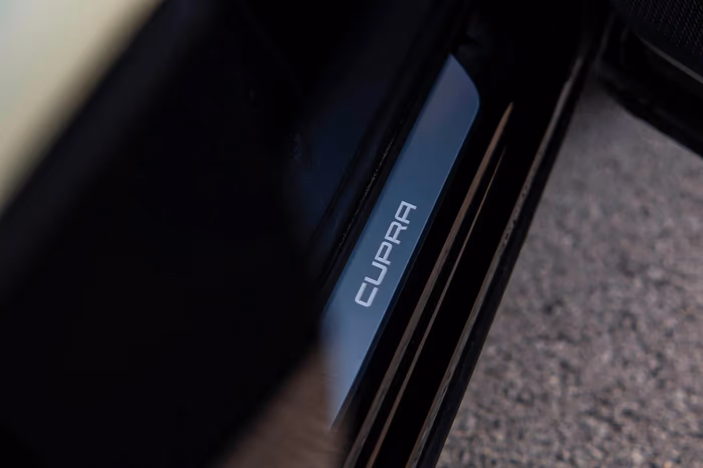 Pločice na prednjim pragovima ukrašene su natpisom Cupra