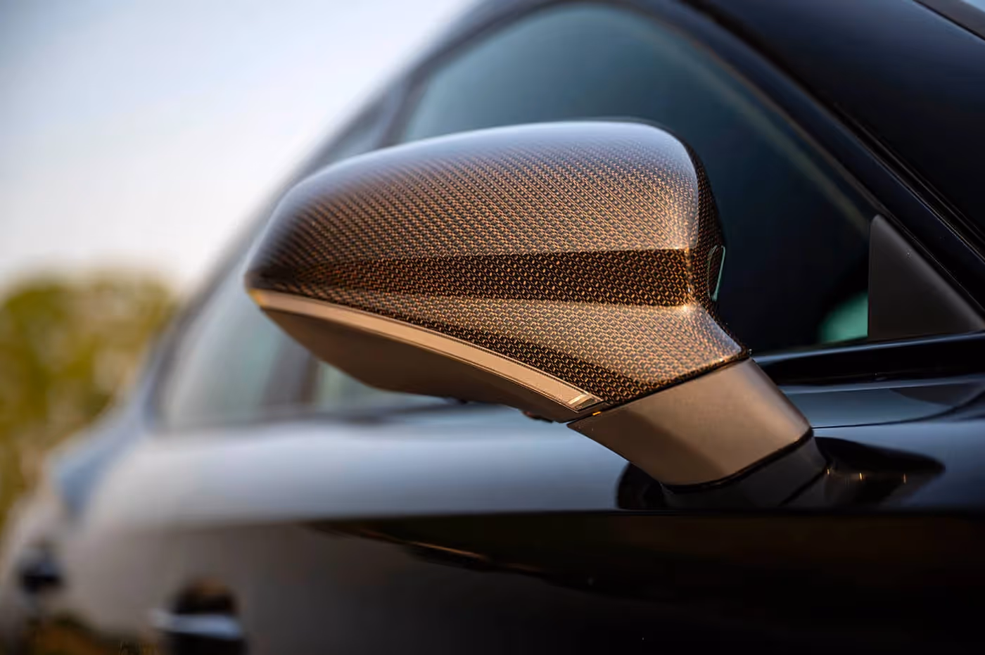 Kućišta retrovizora od karbona i četvorostruki izduvni sistem su autentični detalji rezervisani za sportski „formentor VZ”