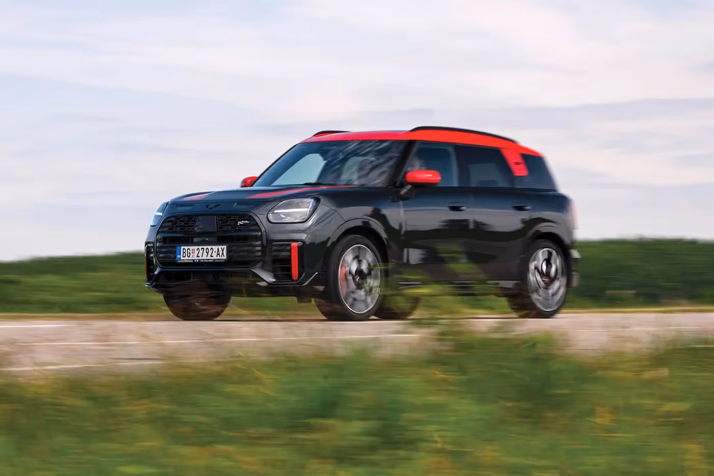 Na otvorenom putu neudobnost iščezava jer „JCW kantrimen” pri višim brzinama nije tako osetljiv na poprečne neravnine