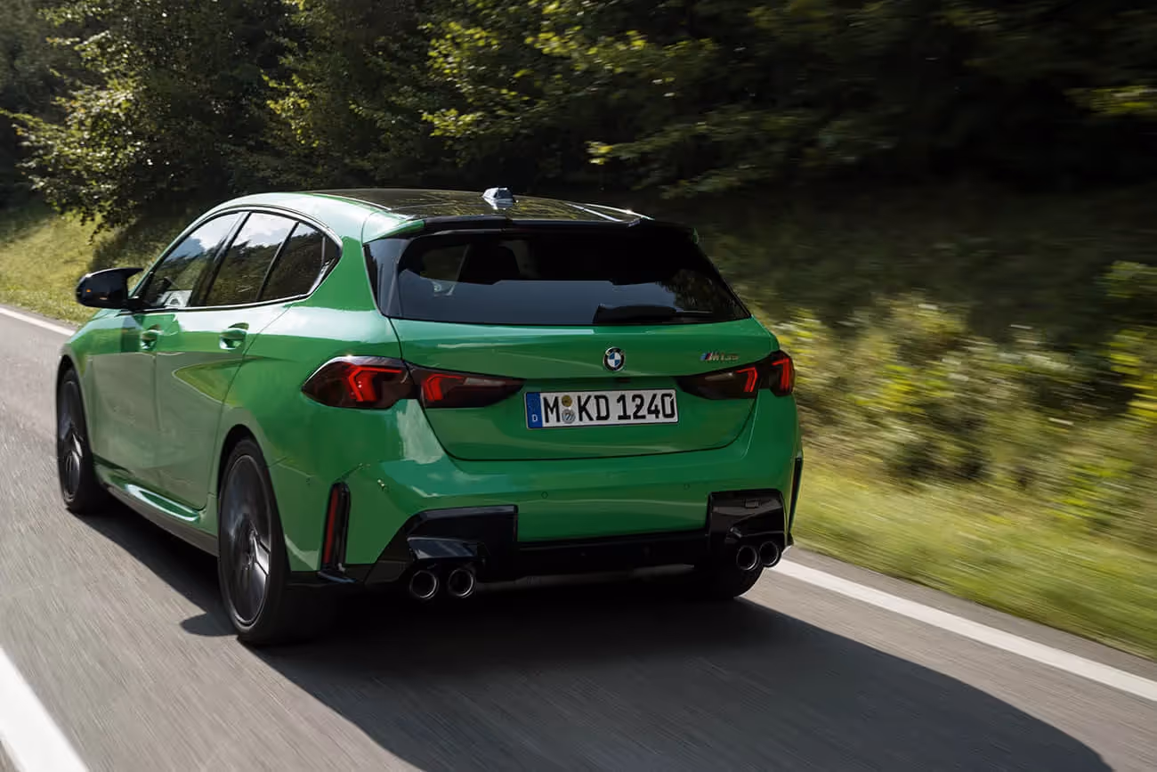 Masivnom zadnjem kraju poseban sportski akcenat dodaju četiri cevi izduvnog sistema