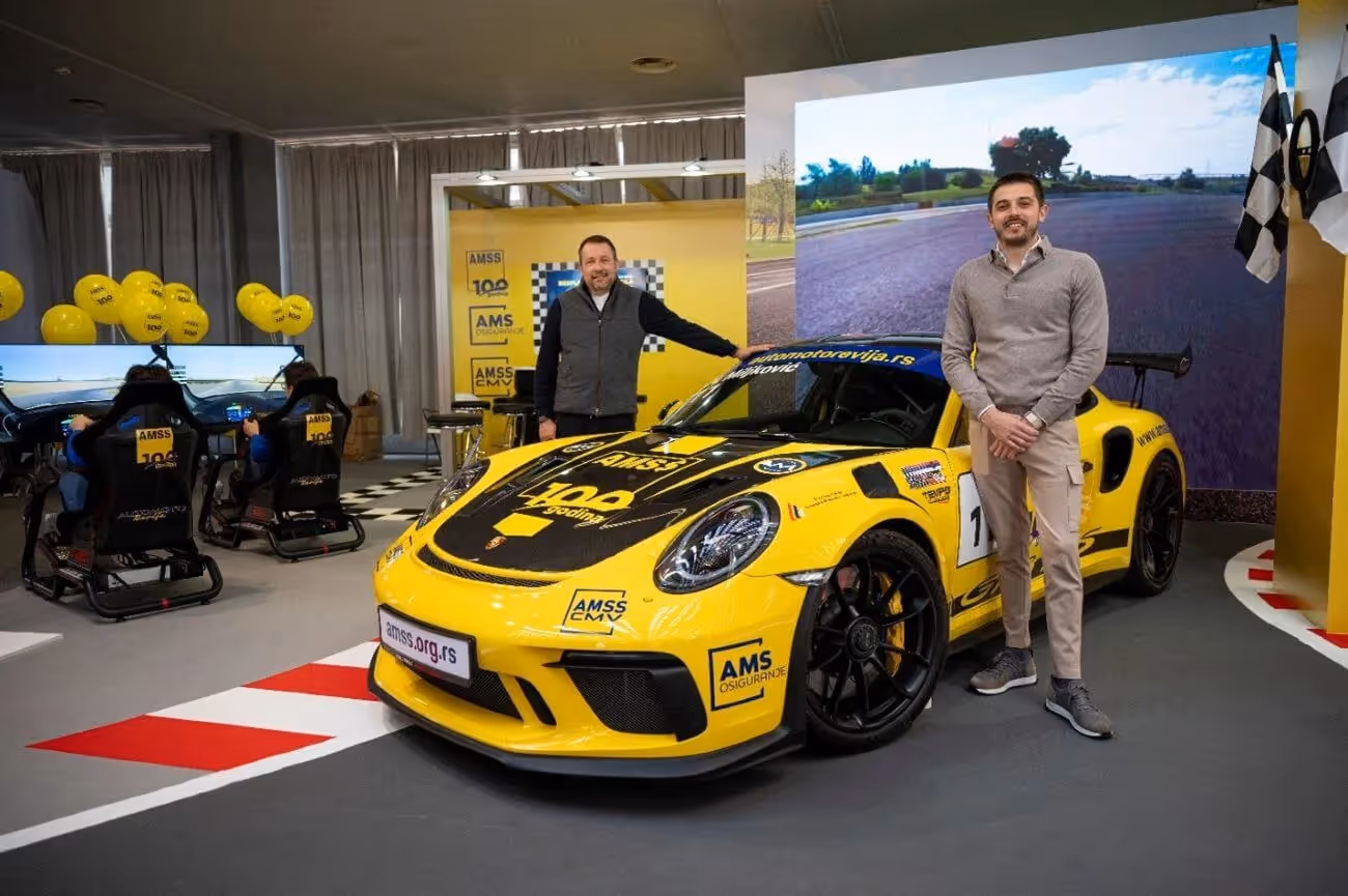 Popularna lica posetila Međunarodni salon automobila u Beogradu