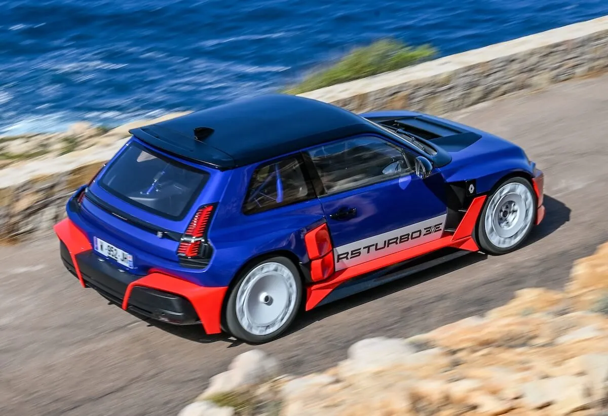 Kompakt koji je zadnja sedišta zamenio V6 motorom!