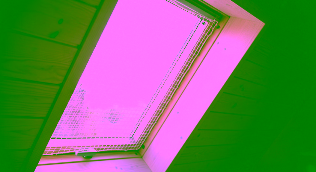 Filet de protection sur un fenêtre "Velux".