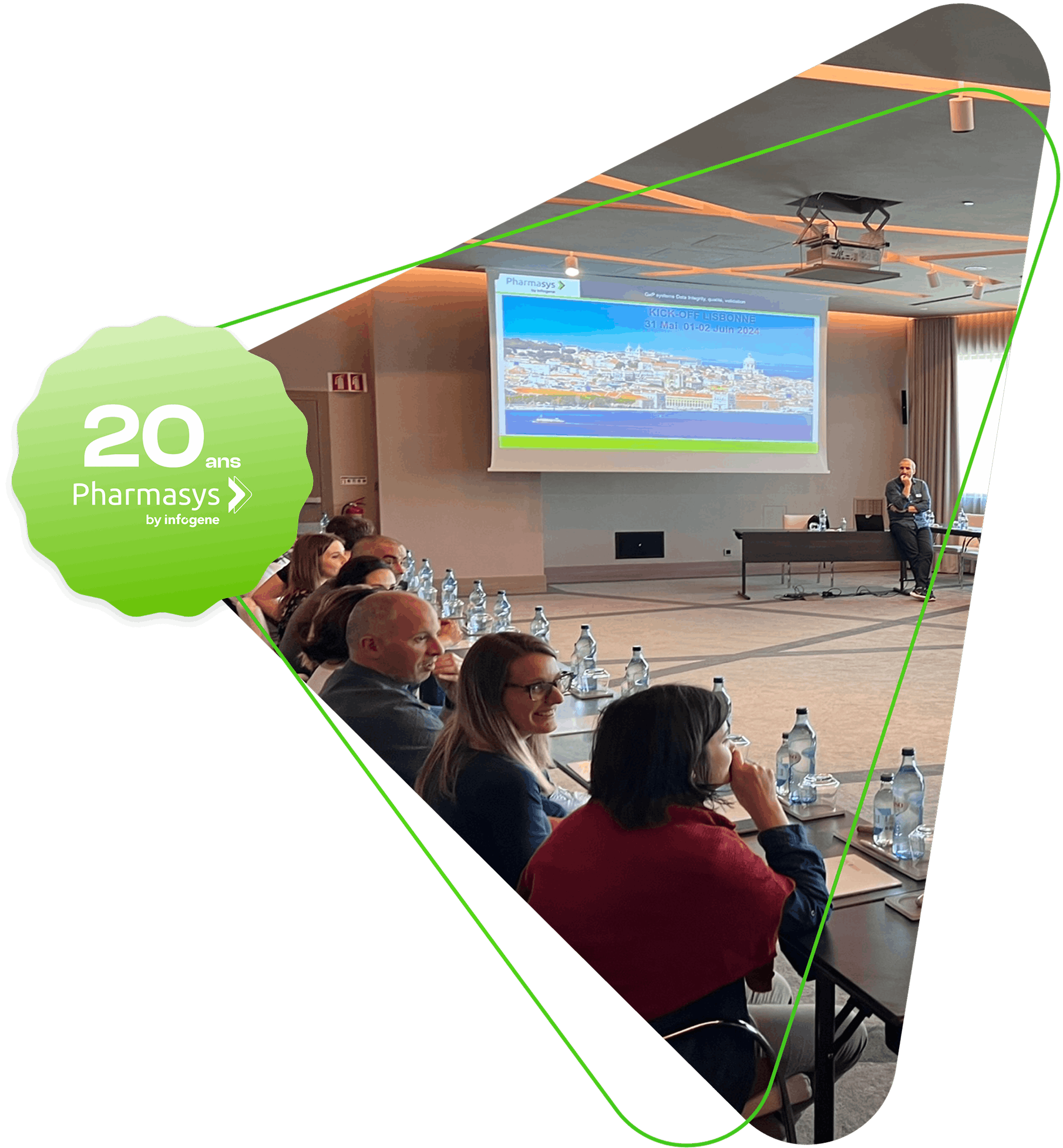 Réunion professionnelle Pharmasys réunissant des collaborateurs en salle de conférence, avec une présentation projet affichée à l’écran et un badge « 20 ans Pharmasys 