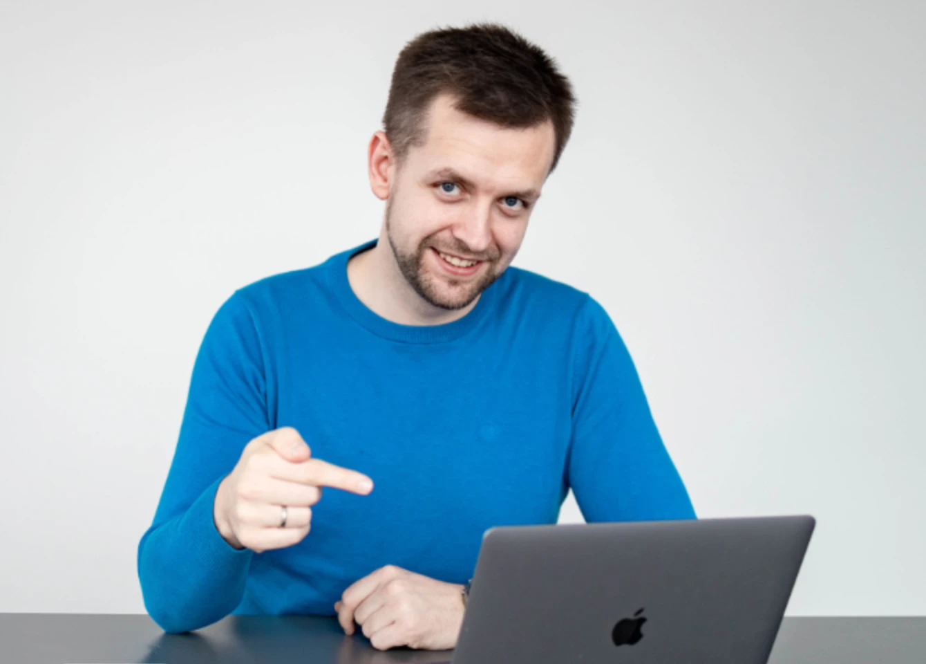 Zdenek Lehký, ukazuje na počítač a vyzývá Vás ke spolupráci. 
