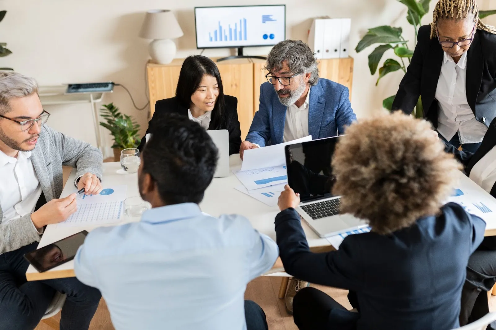 group of sales professionals discussing quote to cash processes