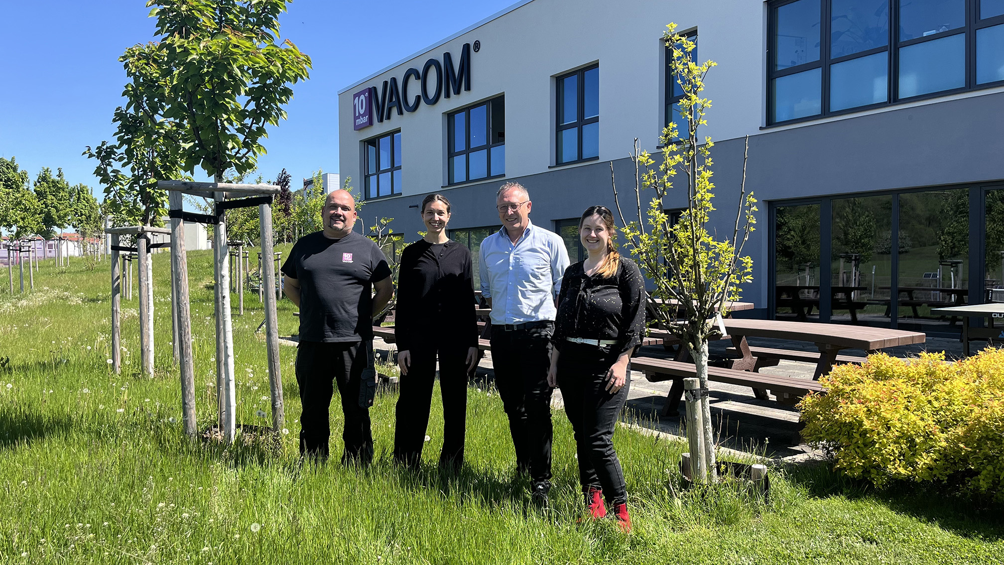 v.l.: Christian Rubbel (Abteilungsleiter Technisches Gebäudemanagement, VACOM), Antonella Cvrtak (Customer Growth Lead, nista), Heiko Kandler (CFO, VACOM), Sophie-Madeleine Schwarze (Nachhaltigkeits- und Projektkoordinator, VACOM)