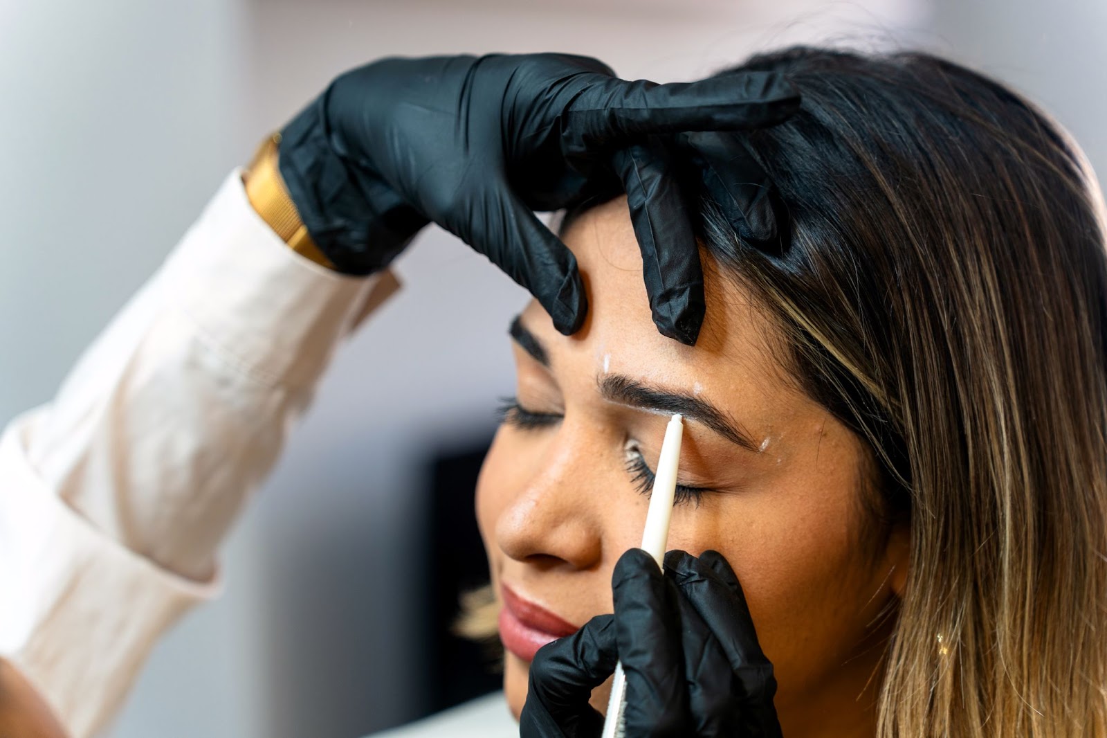 Eyebrow mapping by a specialist before a brow tint procedure