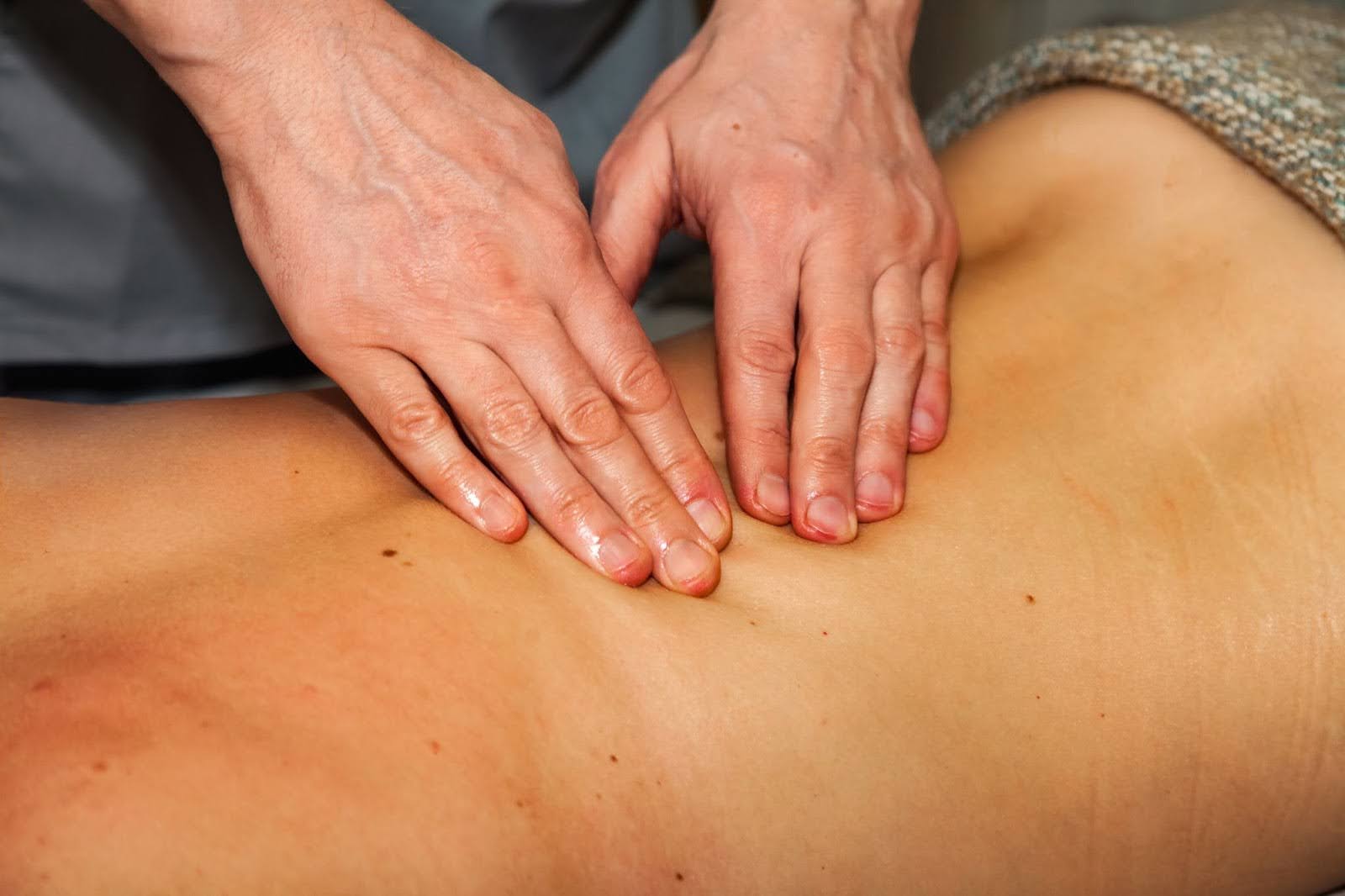 Therapeutic lymphatic drainage massage applied to the back for relaxation and improved fluid circulation.