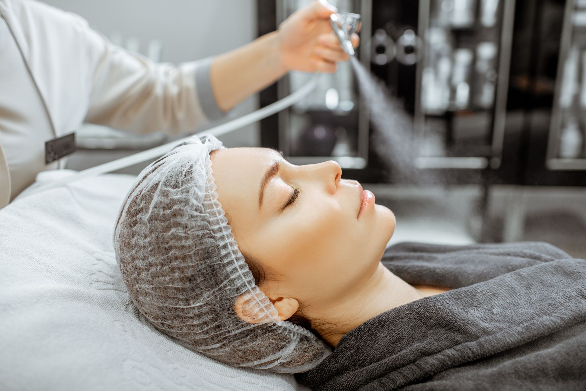 Side profile of a client receiving oxygen therapy treatment for facial hydration