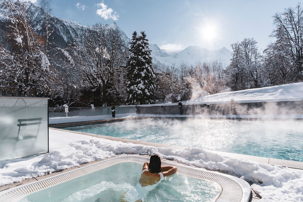 Moment détente dans le jacuzzi extérieur face au Mont-Blanc, près de la piscine chauffée.