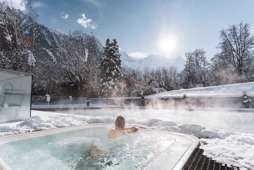 Femme dans un jacuzzi en hiver Hôtel Mont Blanc Chamonix