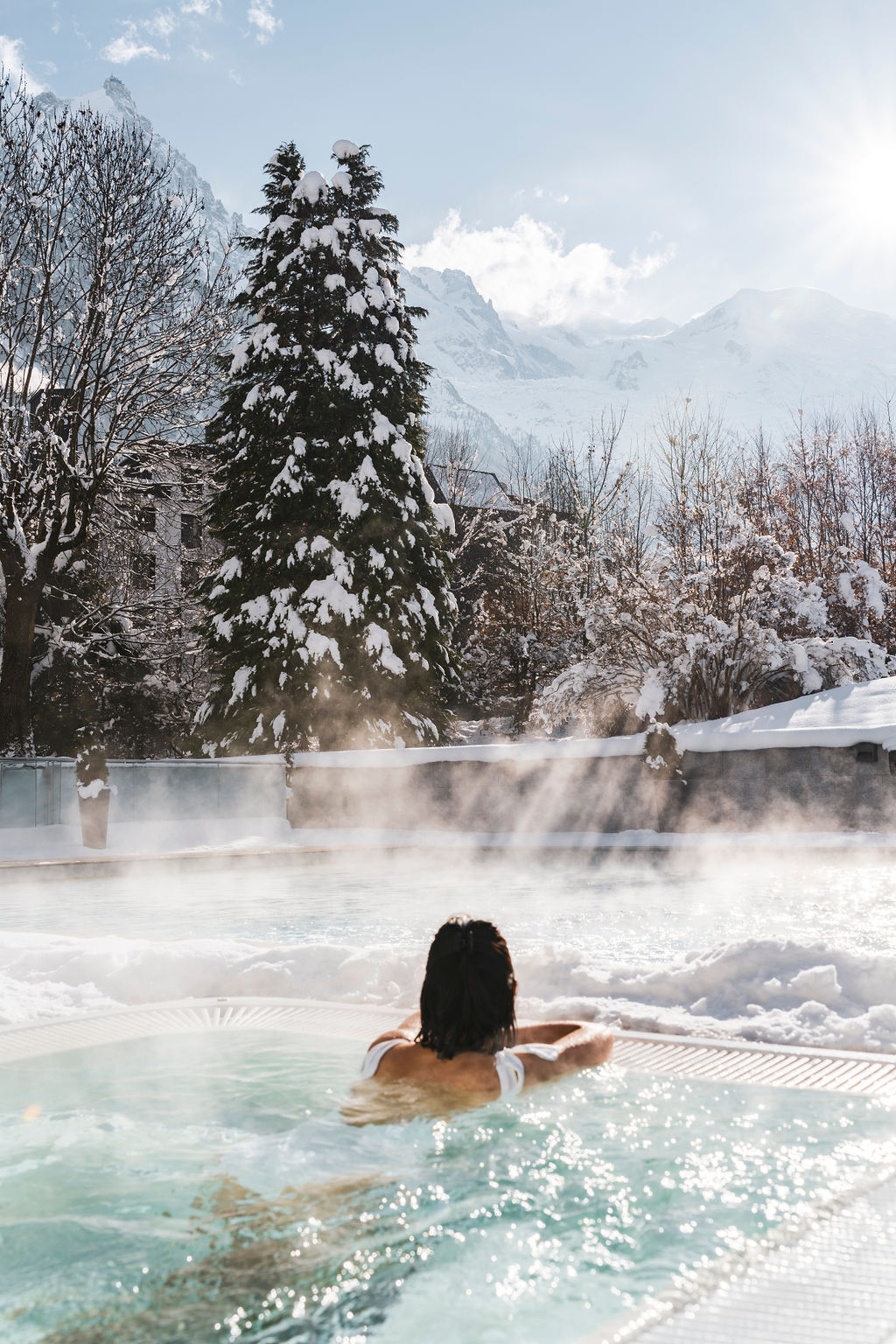 Femme dans un jacuzzi en hiver Hôtel Mont Blanc Chamonix